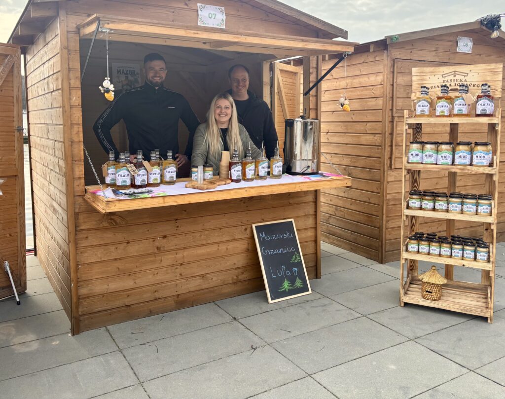 Stoisko Pasieki Dziadka Ignacego na jarmarku wielkanocnym w Mikołajkach